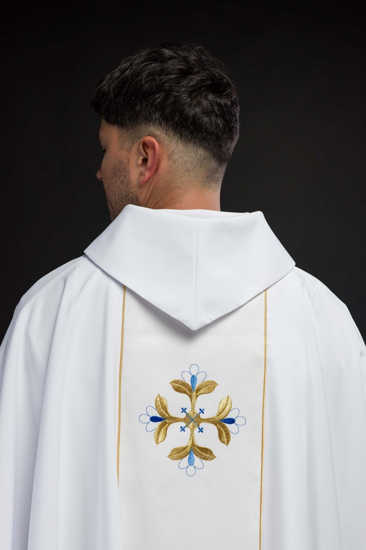 Weißes marianisches liturgisches Messgewand mit Gürtel - MESSGEWANDER.DE