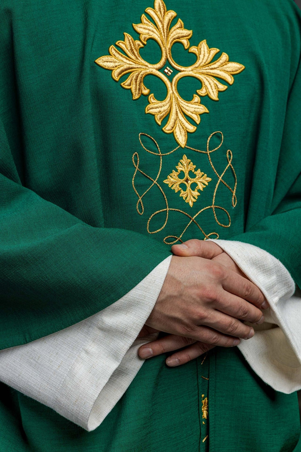 Zielony ornat bogato haftowany sznurkiem z kamieniami