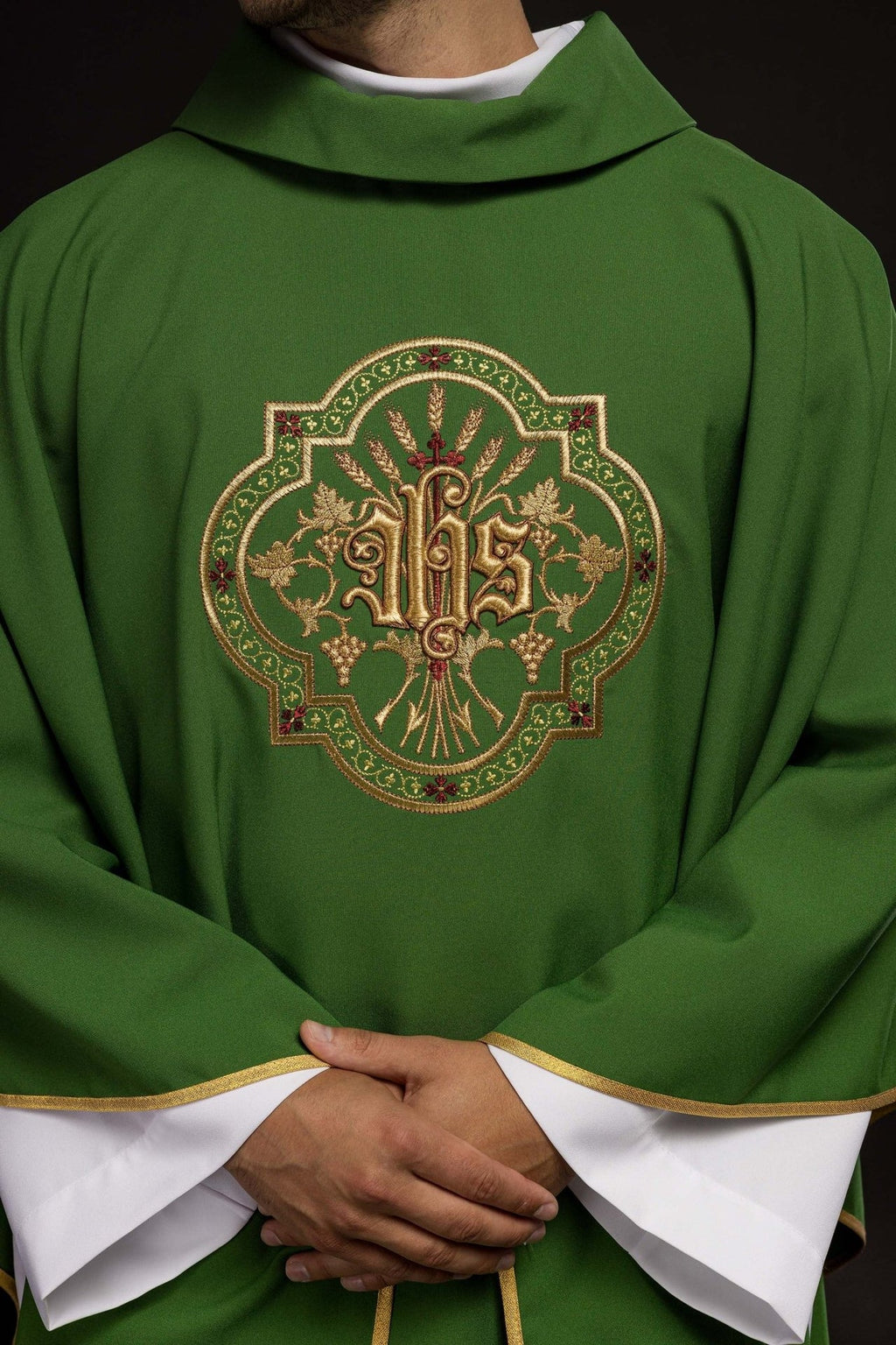Zielony ornat z haftem IHS i PAX