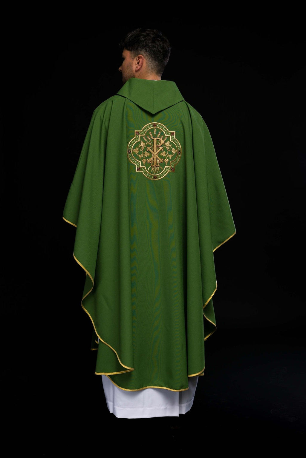 Zielony ornat z haftem IHS i PAX