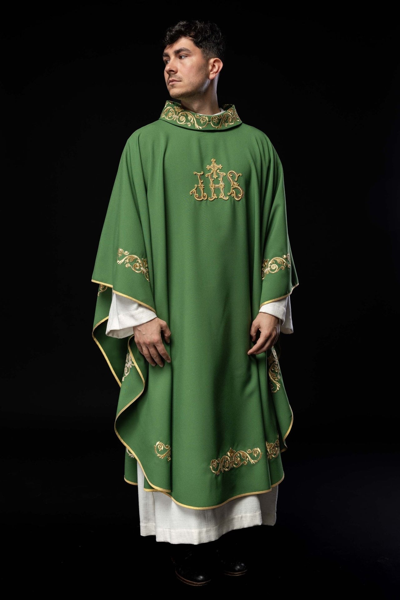 Zielony ornat z złotym haftem IHS i ozdobnym wykończeniem